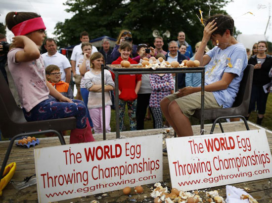 عکس: مسابقه پرتاب تخم مرغ‎ در انگلستان