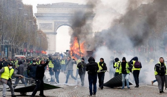 خیابان‌های فرانسه در تصرف جلیقه زرد‌ها
