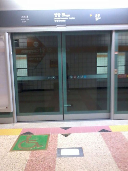 عکس: پیشگیری از خودکشی در مترو!