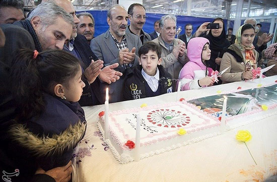 توزیع کیک به مناسبت ۴۰ سالگی انقلاب