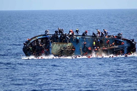 واژگونی قایق مهاجران در سواحل ایتالیا با ۱۳ کشته