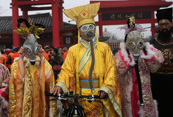 تظاهرات عجیب علیه آلودگی هوا در چین