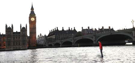مردی که روی رودخانه تایمز لندن راه رفت