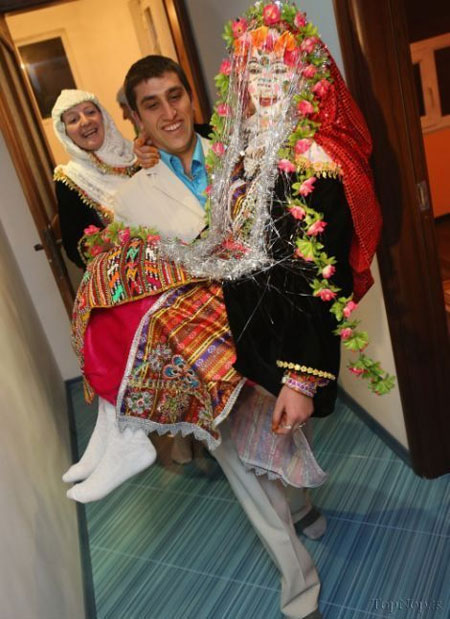 آرایش عجیب عروس های بلغاری! +عکس