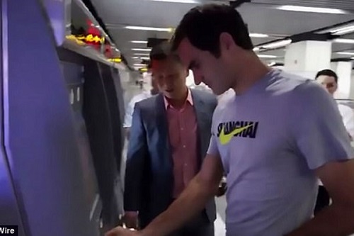 خوش و بش راجرفدرر با علاقمندانش در مترو چین