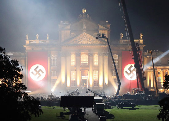 تزیین زادگاه چرچیل با پرچم آلمان نازی در یک فیلم