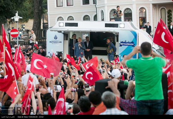 عکس: سخنرانی اردوغان مقابل خانه‌اش