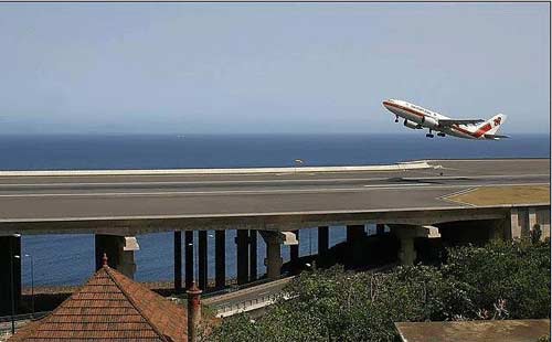 باند جالب یک فرودگاه بین زمین و هوا!
