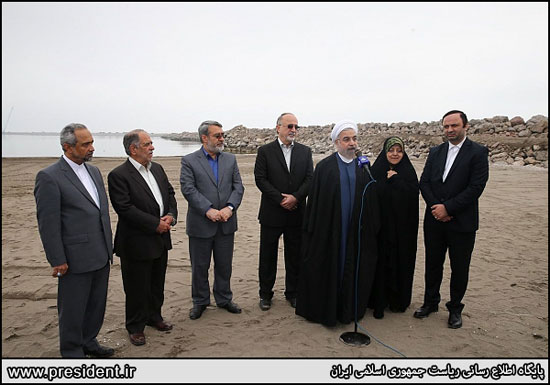 عکس: حسن روحانی در کنار ساحل خزر