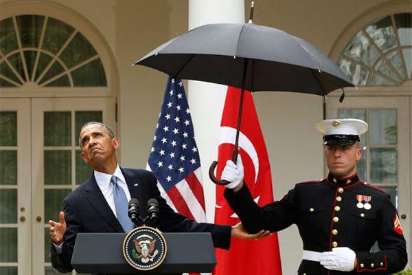 چتر هم برای اوباما دردسر ساز شد +عکس