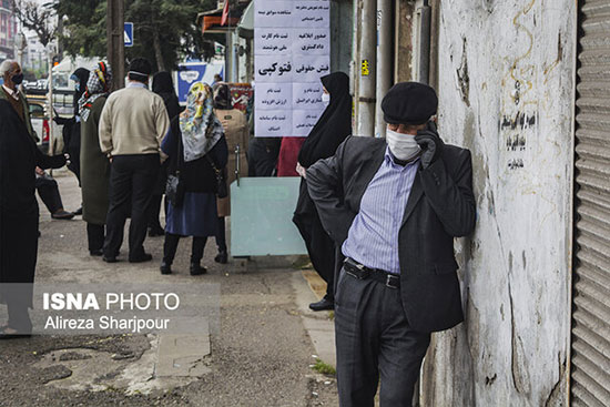 ازدحام مردم رشت مقابل دفاتر پیشخوان دولت