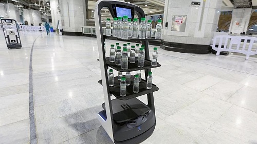 ربات‌های آب پخش‌کُن برای زائران در مسجد‌الحرام