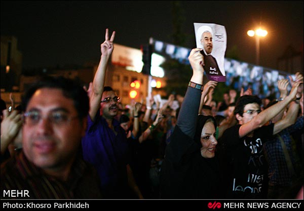 عکس: شادی مردم پس از پیروزی روحانی (1)