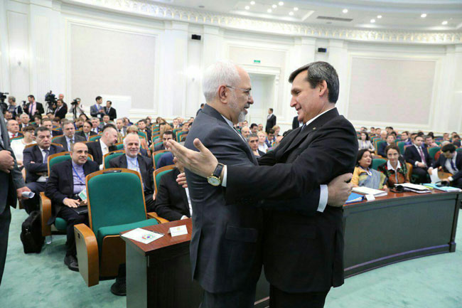خوش و بش ویژه ظریف با وزیر خارجه ترکمنستان