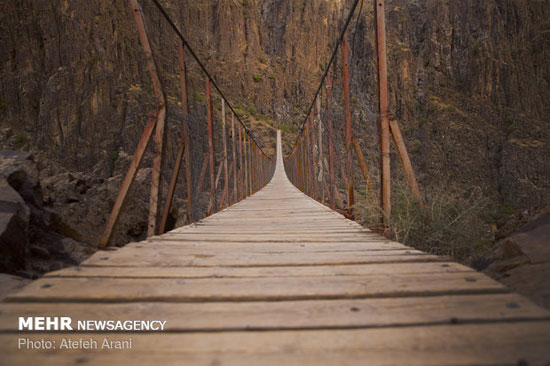 راه رفتن روی ترسناک‌ترین پل معلق ایران