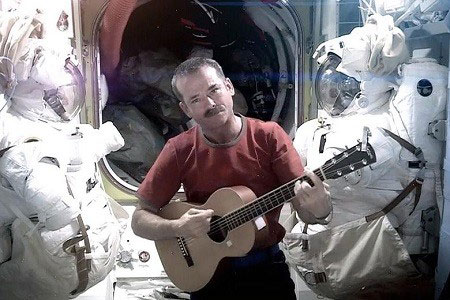 چرا گیتار زدن در فضا سخت است؟