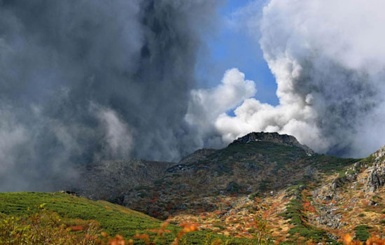 عکس: فوران ناگهانی آتشفشان در ژاپن