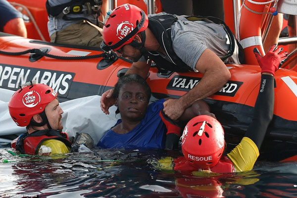 نجات یک زن مهاجر تنها در آب‌های مدیترانه