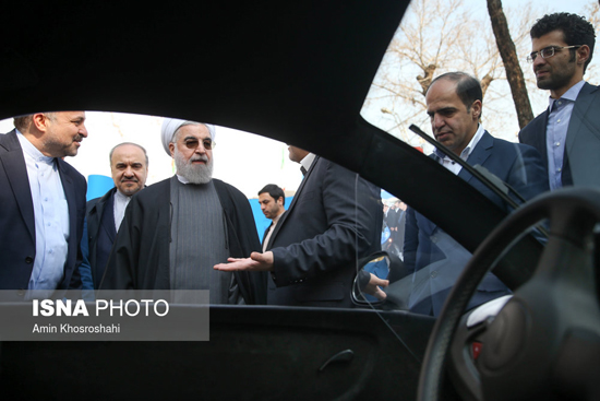 روحانی پشت فرمان خودروی برقی