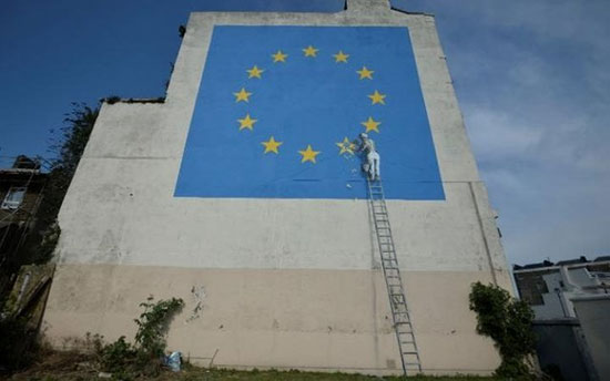 بنکسی پرچم اتحادیه اروپا را نشانه رفت