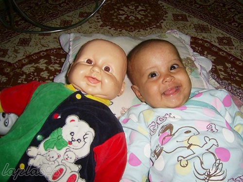 شباهت جالب بچه ها به عروسک هایشان!