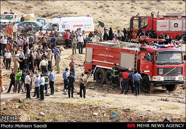 تصاویر: نجات کارگران مدفون شده زیر زباله‌