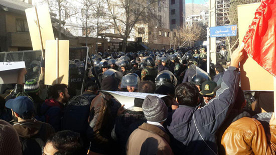 عکس:تجمع غیرقانونی مقابل سفارت سعودی