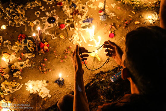 روشن کردن شمع برای شهدای حادثه تروریستی