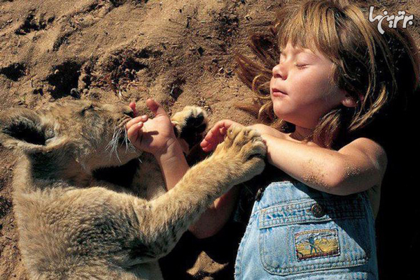 عکس‌های دیدنی از دختری که با حیوانات بزرگ شد