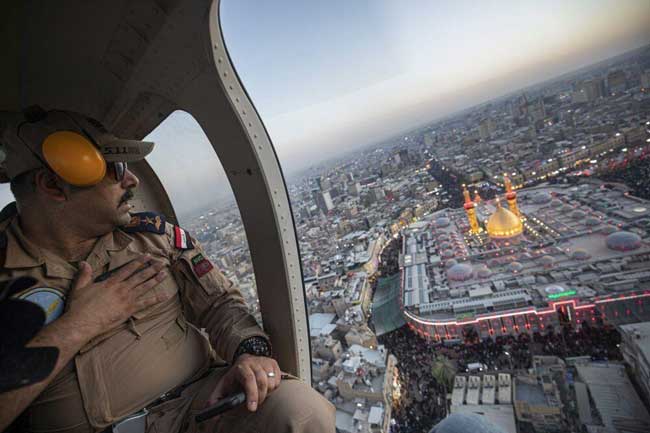 ادای احترام فرمانده عراقی بر فراز بین‌الحرمین