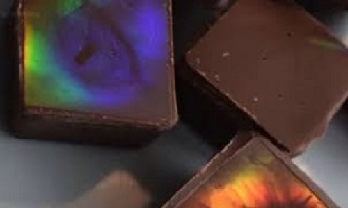 تولید شکلات‌هایی با رنگ آمیزی رنگین کمان