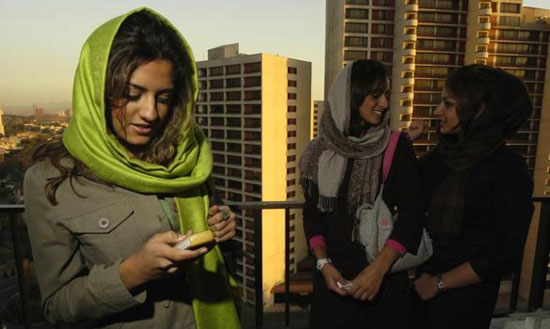 جوان ایرانی ازدواج کم دارد و خیلی چیزهای دیگر