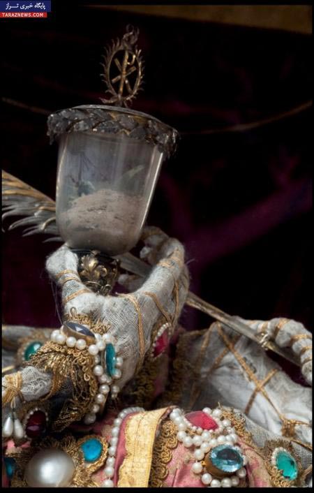 عکس: اسکلت‌ هایی پوشیده از جواهر