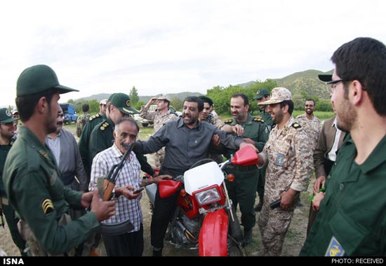 عکس: موتورسواری ضرغامی در مرز مریوان