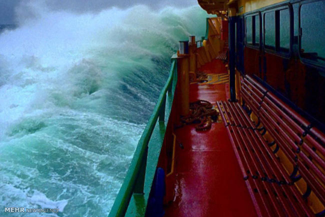 تصاویر زیبا از برخورد امواج دریا با کشتی ها‎