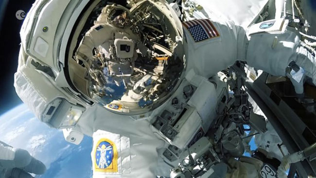 تعویض باتری های ایستگاه فضایی بین المللی توسط فضانوردان