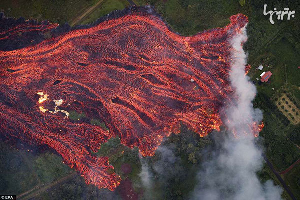 گدازه‌های آتشفشان در حال بلعیدن هاوایی