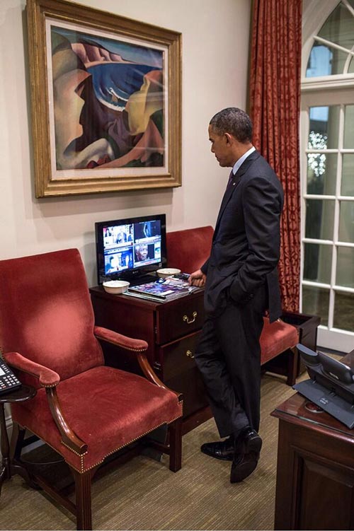 عکس: اوباما در حال دیدن گزارش مرگ ماندلا