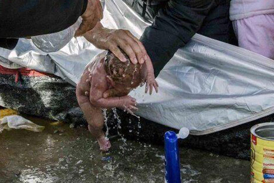 عکس: نوزاد مادرپناهجو در چادر متولد شد
