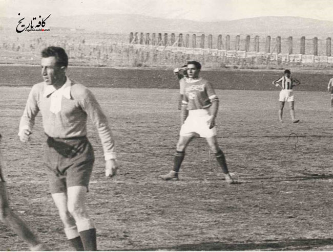 محمدرضا پهلوی در حال فوتبال بازی کردن