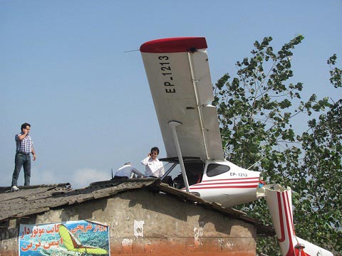 عکس: سقوط هواپیمای تفریحی در رامسر