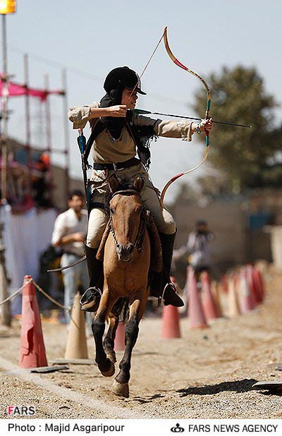 عکس: دختران کمانگیر روی اسب در تهران