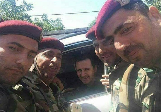 بشار اسد و همسرش با خودروی شخصی در سوریه