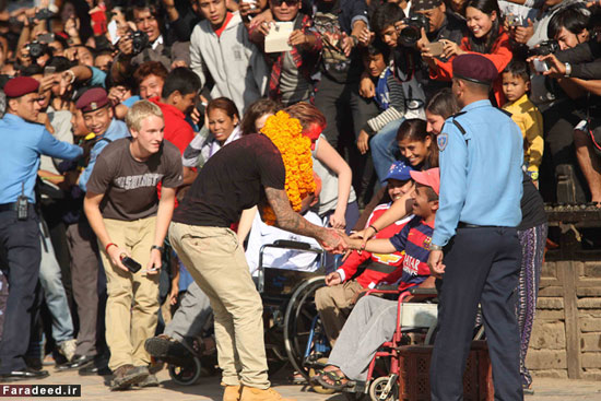 عکس: دیوید بکهام در نپال پا به توپ شد