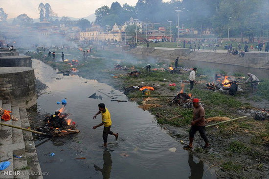 عکس: وداع با جان باختگان زلزله در نپال