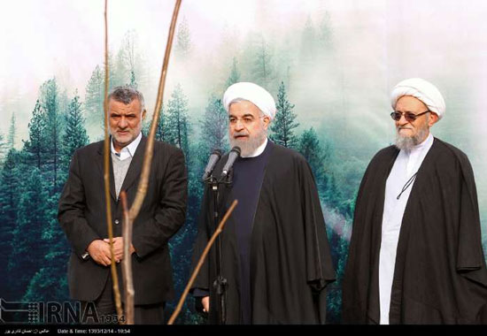 عکس: غرس یک اصله نهال توسط روحانی