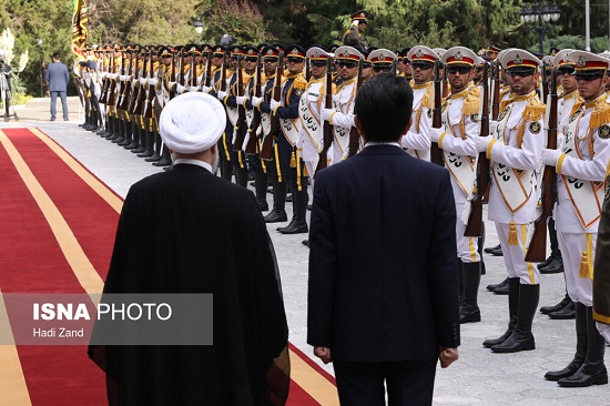 استقبال رسمی روحانی از شینزو آبه