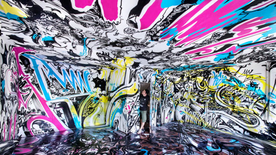 تغییر نمای یک بانک متروکه توسط 165 هنرمند خیابانی