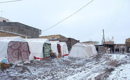 زندگی دشوار زلزله‌زدگان ورنکش در برف و سرما