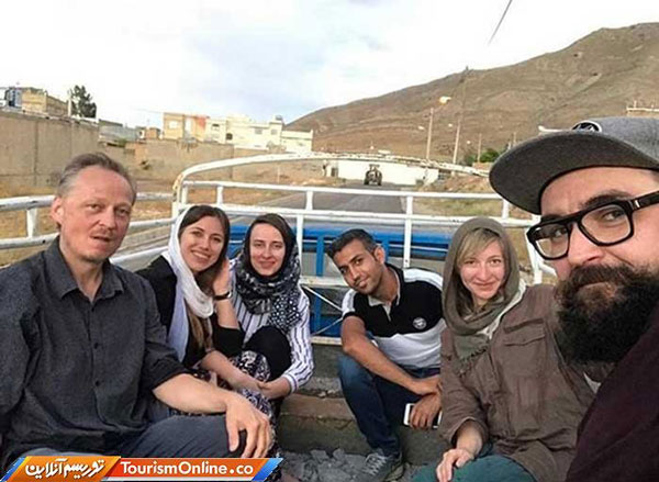 توریست‌های اروپایی سوار بر نیسان، حوالی شیراز!